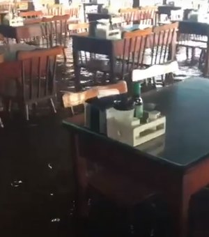 Tradicional bar na Massagueira fica inundado devido ao aumento no nível das águas da Lagoa Mundaú
