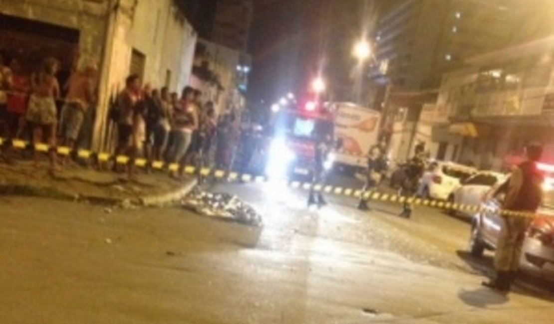 Durante perseguição, assaltante em moto colide com ônibus e morre