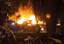 Incêndio de grandes proporções atinge favela no Recife; veja vídeo