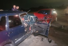 Colisão frontal entre dois carros deixa homem morto na AL-110, em Arapiraca