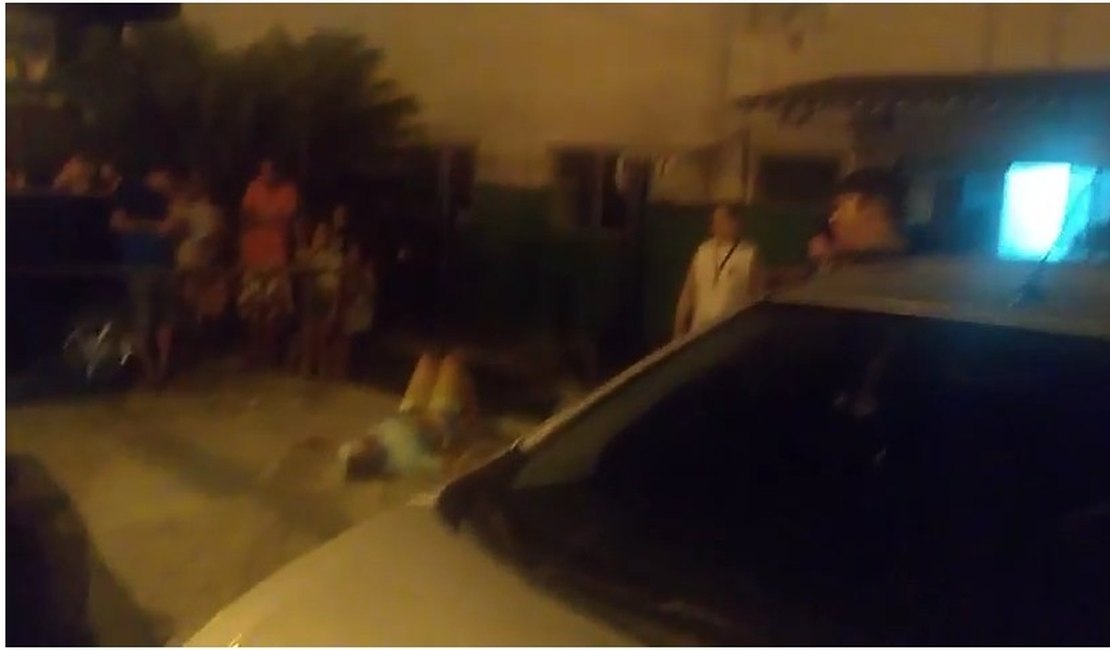 VÍDEO. Tentativa de homicídio deixa dois feridos em frente a base da Polícia, em Maceió