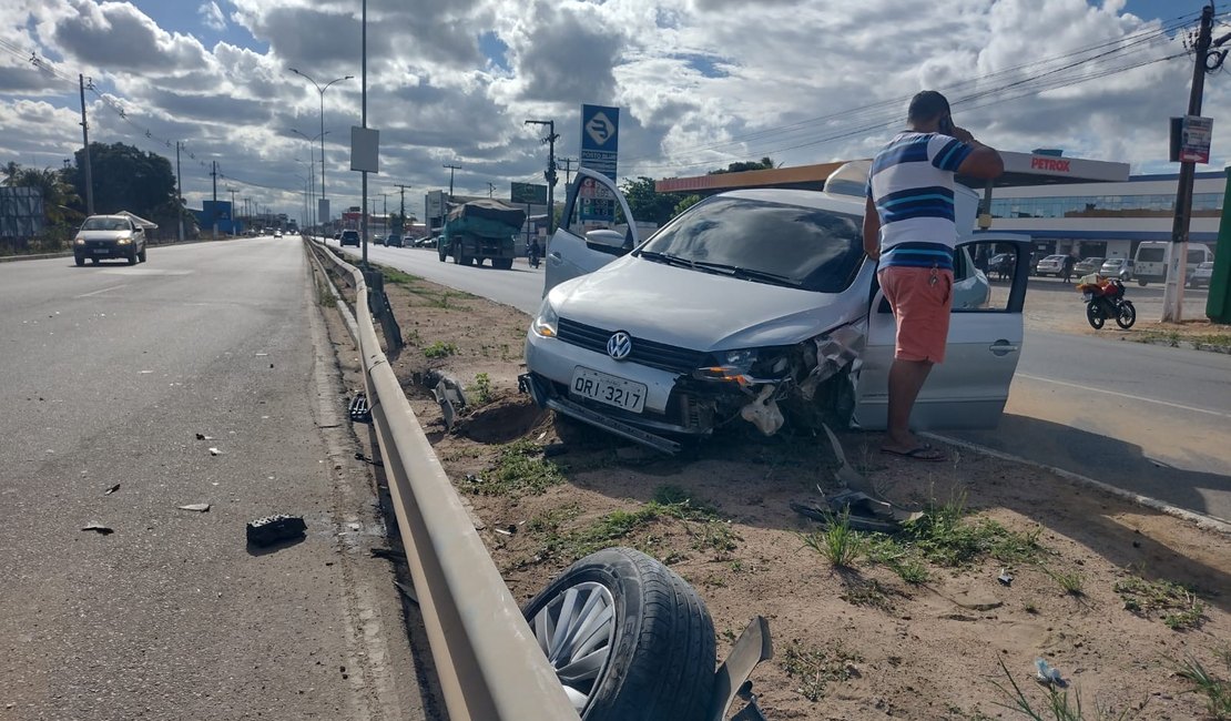 Colisão entre carros deixa motorista ferido na AL-220, em Arapiraca