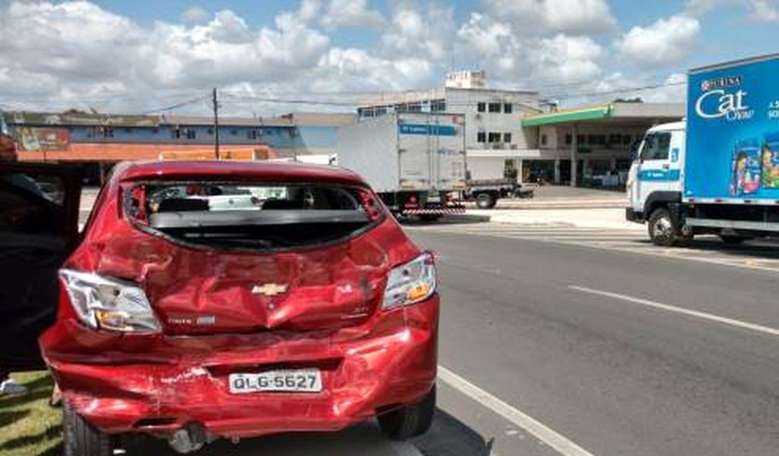 Colisão entre carro e caminhão deixe homem levemente ferido na AL-110, em Arapiraca