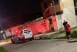 Trancado no banheiro, pai tem casa invadida e filhos executados em Maceió