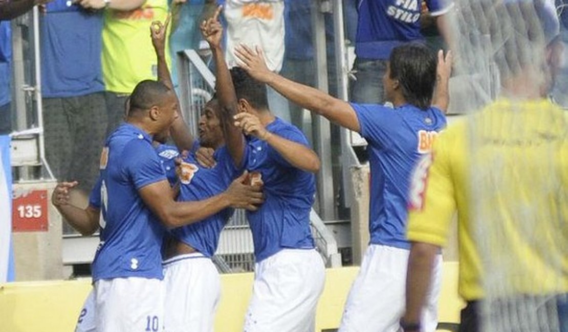 Cruzeiro faz dois no início, vence e afunda Botafogo no Mineirão