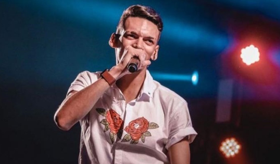 Ex-namorada de Devinho Novaes consegue medida protetiva contra o cantor