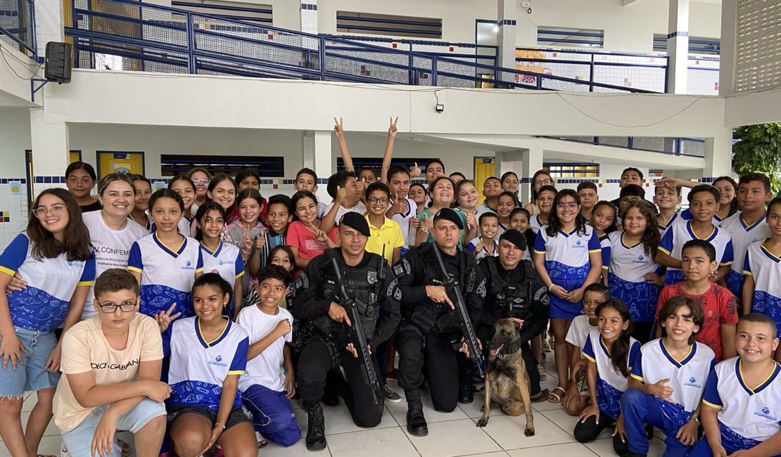 Canil do 3º BPM de Arapiraca realiza visita em escola do município