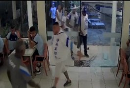 VÍDEO: Torcedores do CSA invadem hotel em Arapiraca, intimidam jogadores da equipe e promovem quebra-quebra