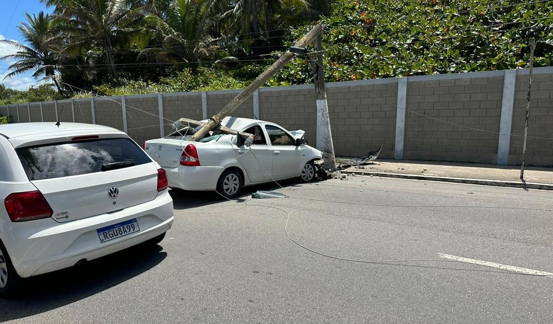 Motorista tenta desviar de carroça e bate em poste, em Maceió