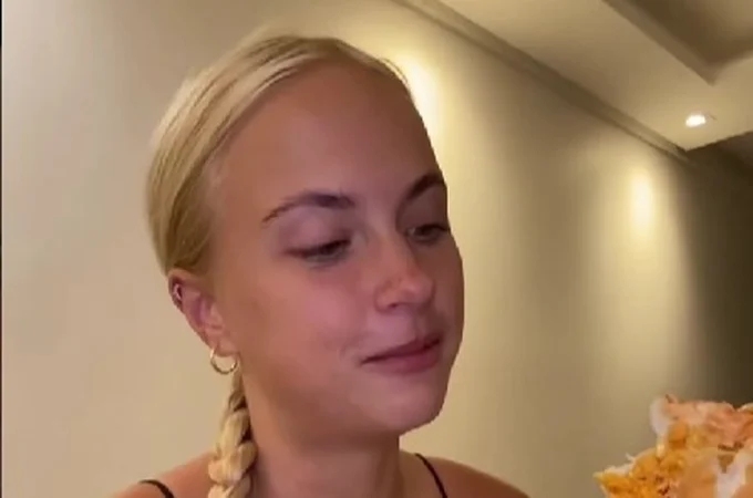 Influenciadora, turista irlandesa se surpreende com sabor e preço do passaporte em Maceió