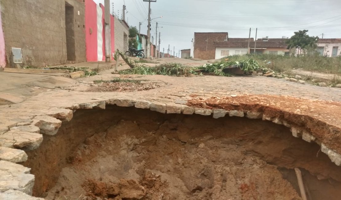 Vídeo. Tubulação de água se rompe e causa cratera na zona rural de Arapiraca