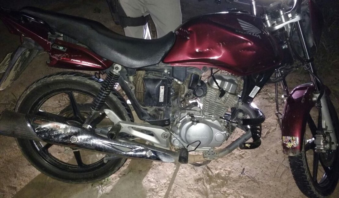Suspeito em roubo de moto troca tiros com a polícia e morre, na AL 105