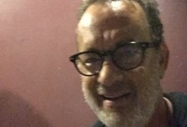 Tom Hanks 'rouba' celular de mulher e selfie viraliza anos depois