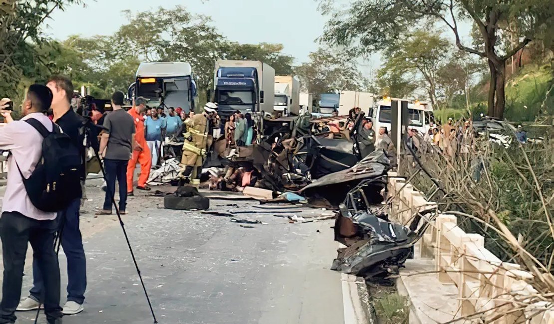 Acidente entre ônibus e caminhonete deixou ao menos 8 mortos em Minas