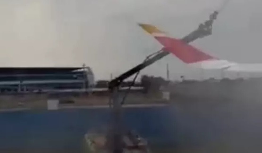 Avião se choca com caminhão de bombeiros durante batismo em voo inaugural