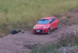 Carro com placa de Arapiraca capota e cai em ribanceira na Ladeira da Pindorama; ocupantes não foram encontrados