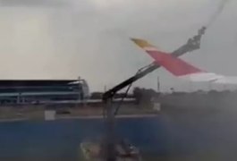 Avião se choca com caminhão de bombeiros durante batismo em voo inaugural