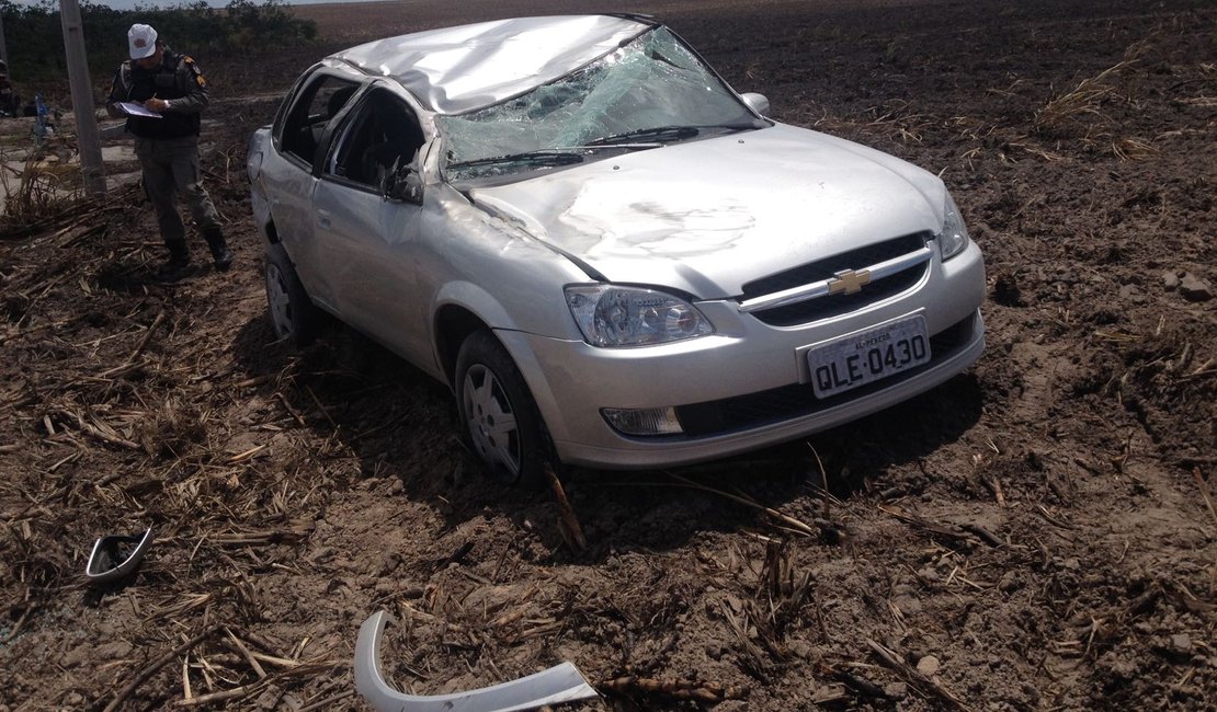 Vídeo: Motorista perde controle de carro e capota na AL-110, em Penedo