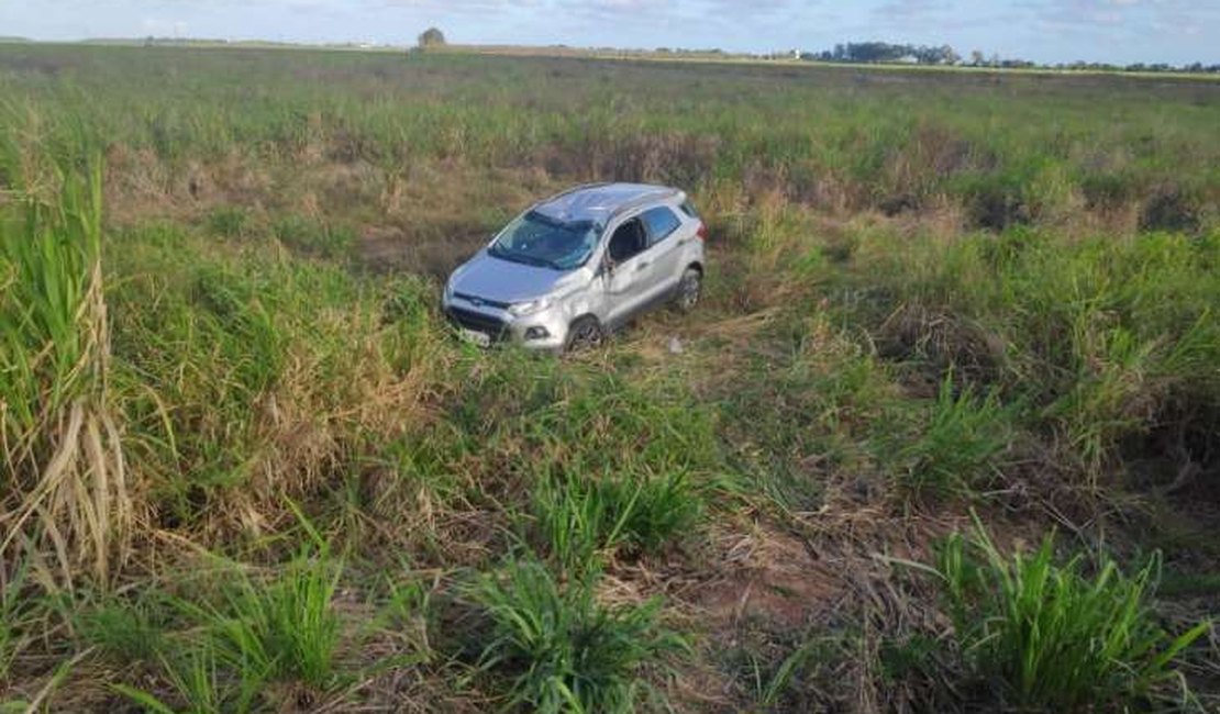 Condutor perde o controle de veículo e capota próximo ao Ninho do Galo, na Barra de São Miguel