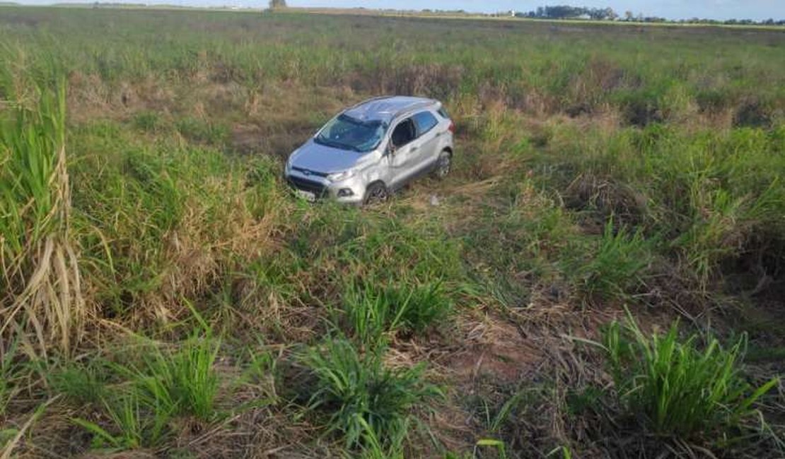 Condutor perde o controle de veículo e capota próximo ao Ninho do Galo, na Barra de São Miguel