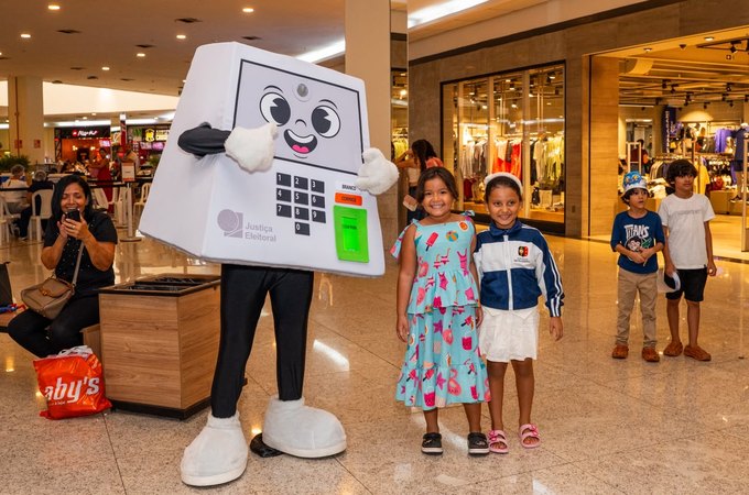 Rolê com a Pilili leva treinamento na urna eletrônica ao Maceió Shopping neste fim de semana