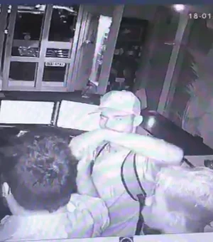 Vídeo mostra homens armados assaltando hotel em Maceió; Assista