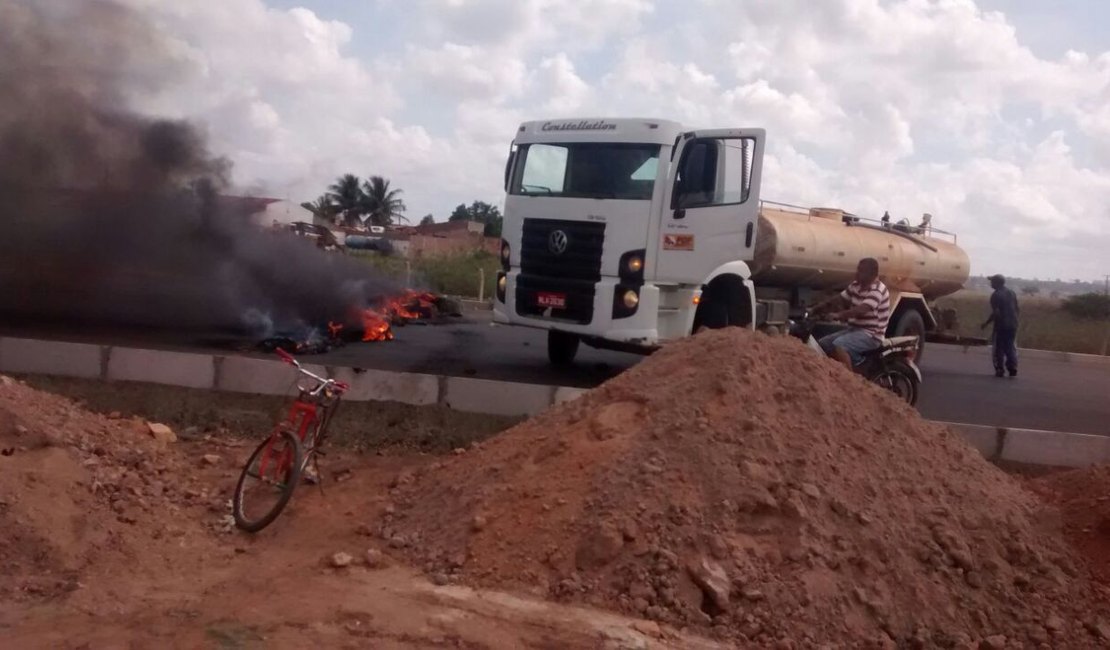 Populares bloqueiam Rodovia 110 para pedir passarela, em Arapiraca