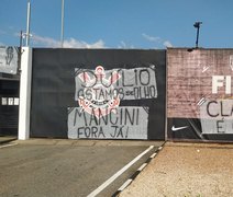 Torcedores do Corinthians protestam no CT e cobram demissão de Mancini