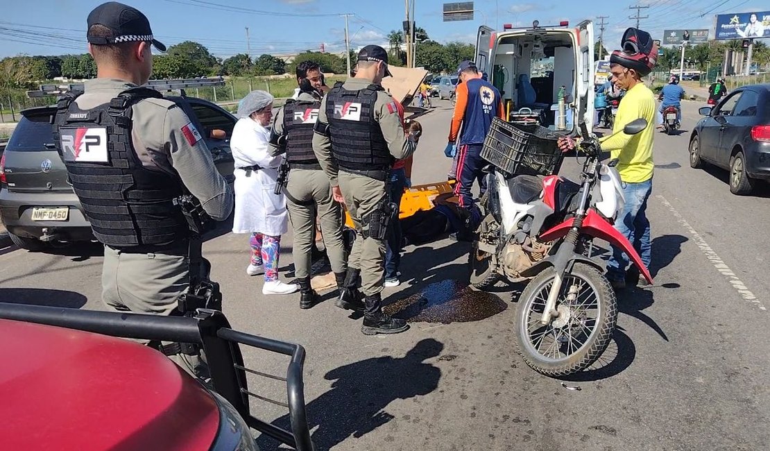 Motociclista fica ferido após bater em traseira de carro na AL-220, em Arapiraca
