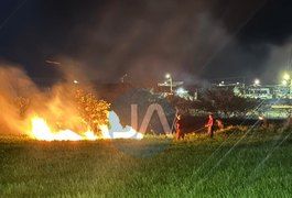Incêndio em terreno às margens da AL-220 mobiliza Corpo de Bombeiros em Arapiraca