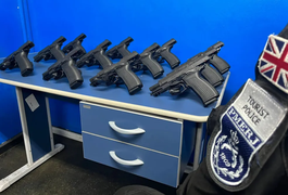 Mulher é presa com 12 pistolas dentro de ônibus na Rodoviária Novo Rio