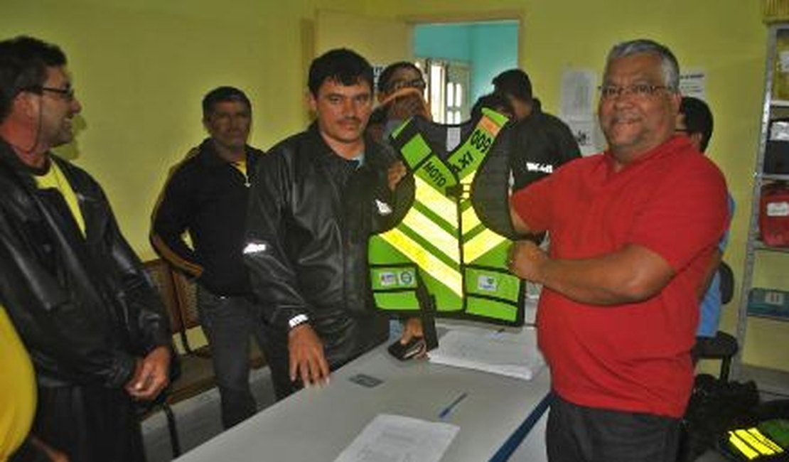 Prefeitura de Arapiraca vai entregar mais 39 coletes a mototaxistas