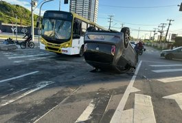Motorista perde controle da direção, derruba poste com semáforo e capota carro em Maceió