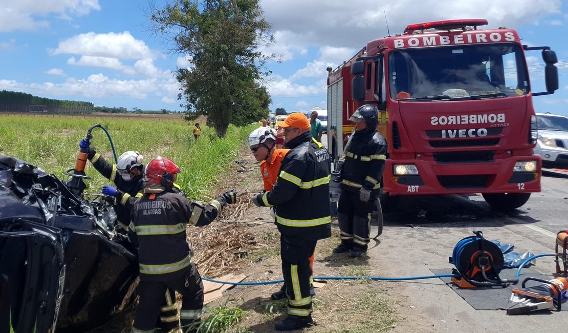 Colisão entre carro e carreta deixa um morto e três feridos na BR 316, em Atalaia