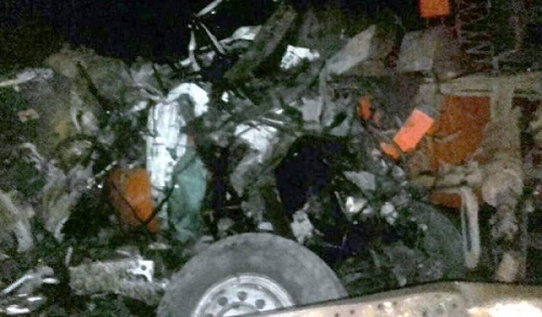 Colisão envolvendo dois caminhões deixa 3 mortos na BR-316