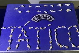 Adolescente de 17 anos é apreendido com 64 pedrinhas de crack escondidas em quarto de residência