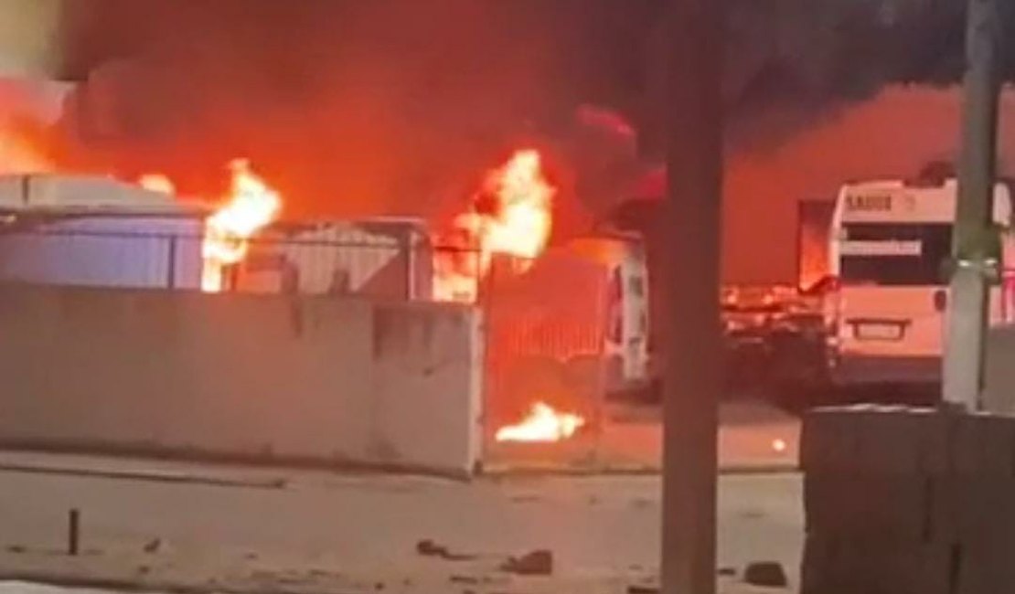 Vídeo: Ambulância é tomada pelas chamas ao ser atingida por incêndio no Sertão