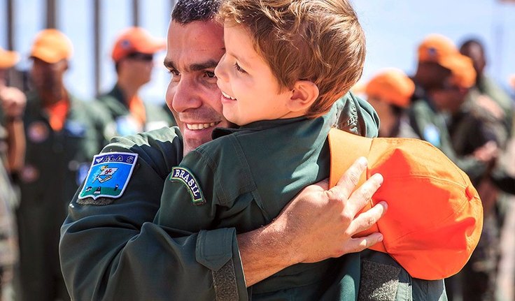 Lei estende a militar licença-paternidade de 20 dias