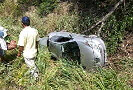 Condutora perde o controle e veículo capota na AL-220