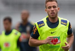 Barcelona e Juventus se aproximam de acordo por Arthur