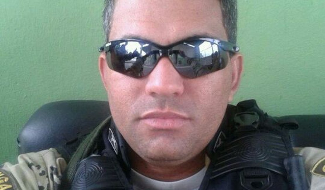 PM morre e tem corpo carbonizado após colidir carro contra carreta na BR-423, em AL