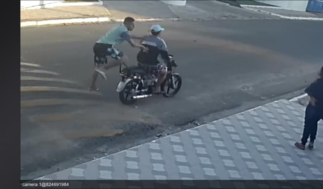 Vídeo. Dupla em ciclomotor rouba bolsa de mulher, em Arapiraca