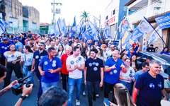 Dário Roberto mobiliza multidão em Feira Grande em grande caminhada de apoio a Lucas Barbosa e Alvinho Lira