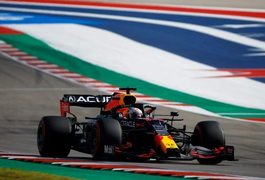 Verstappen xinga e mostra dedo do meio para Hamilton em treino