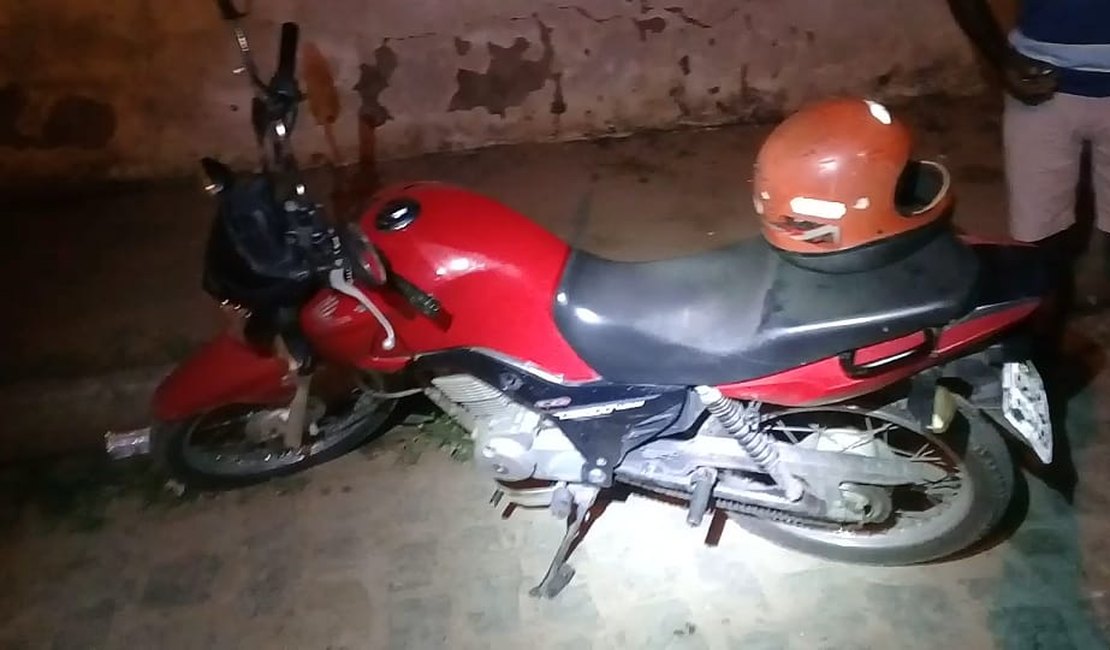 Suspeito de roubar moto é espancado por populares ao tentar fugir da PM em Arapiraca
