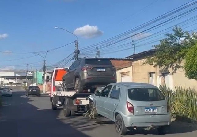 Colisão entre dois carros é registrada em cruzamento no bairro Santa Esmeralda, em Arapiraca