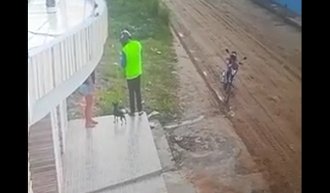 VÍDEO. Câmeras flagram suposto mototaxista praticando assalto no bairro Itapoã, em Arapiraca