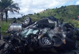 Vídeo: Colisão frontal entre dois carros deixa três pessoas mortas na BR-101, em Joaquim Gomes