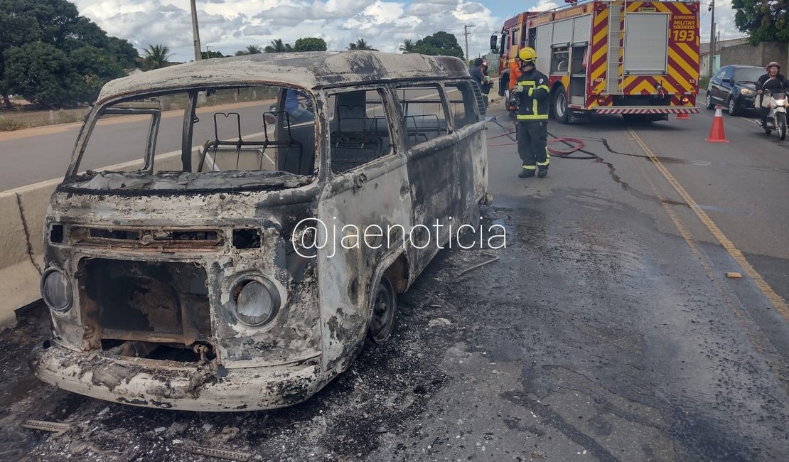 Vídeo. Kombi fica completamente destruída após pegar fogo na zona rural de Arapiraca