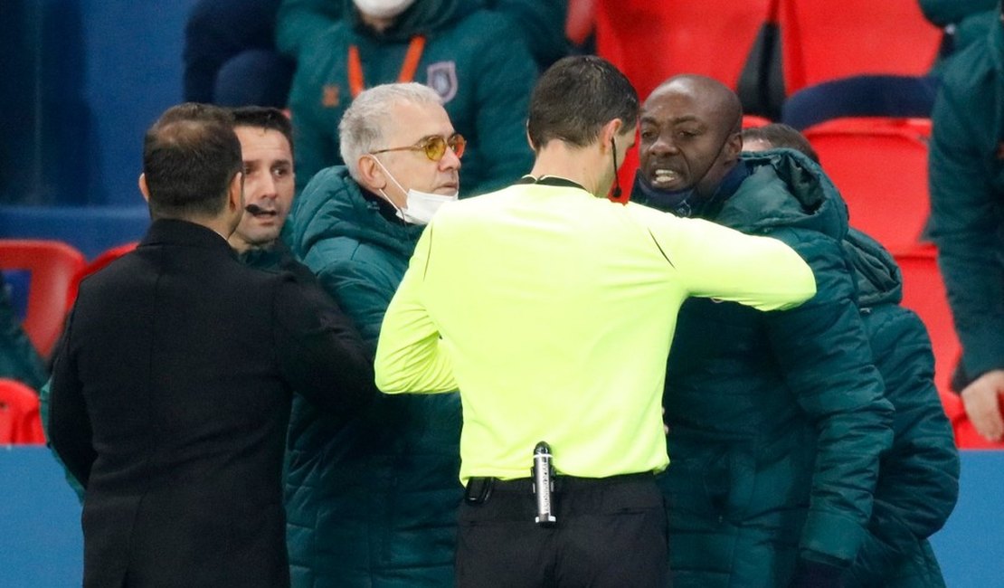 Vídeo. Jogadores do PSG e Istanbul Basaksehir deixam jogo após acusação de racismo